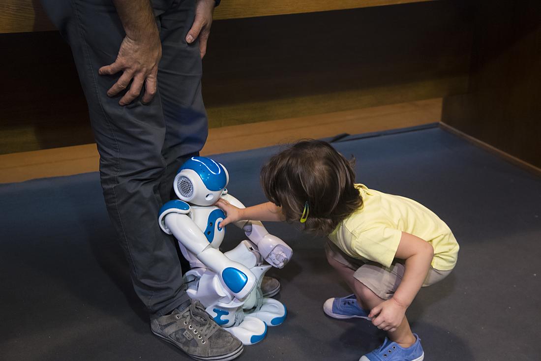 Un bambino interagisce con il robot umanoide NAO al Festival della Robotica: robotica educativa e assistiva per l'inclusione e la disabilità.