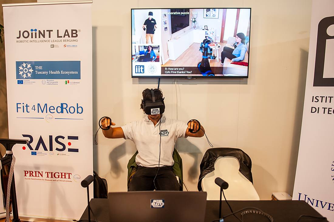 Sessione di riabilitazione robotica con visore di realtà virtuale in laboratorio: tecnologie per l'autonomia delle persone con disabilità.