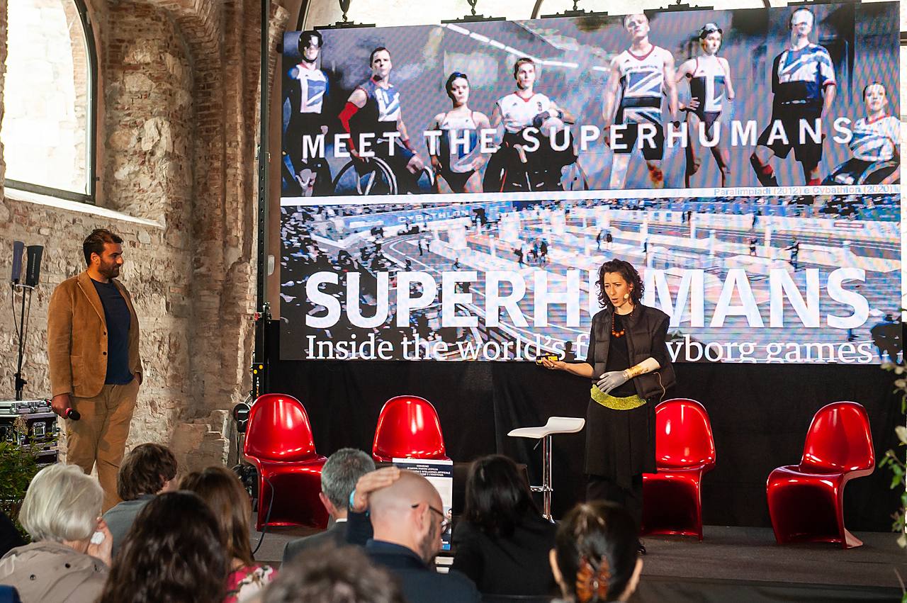 Pubblico a un talk «Meet the Superhumans» al Festival della Robotica: cultura e innovazione su robotica e disabilità.